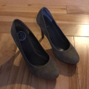 Jessica Simpson round toe suede pumps